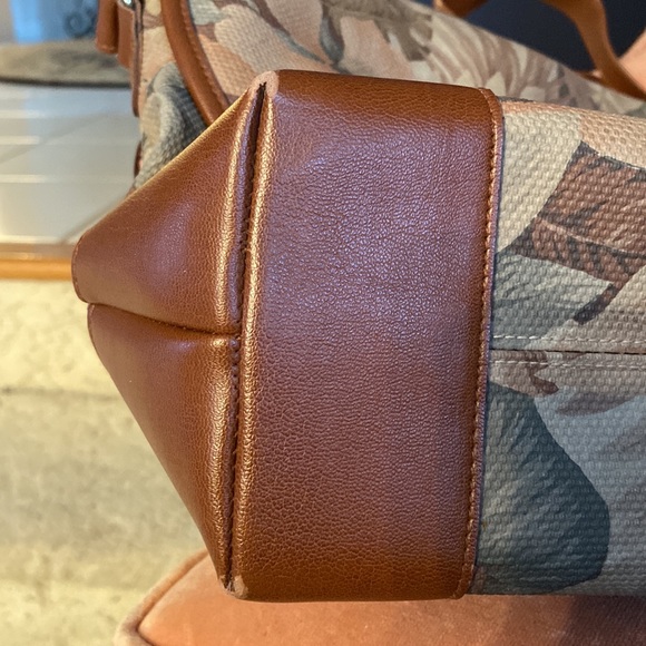 Liz Claiborne handbag. Good used condition. - Picture 10 of 11